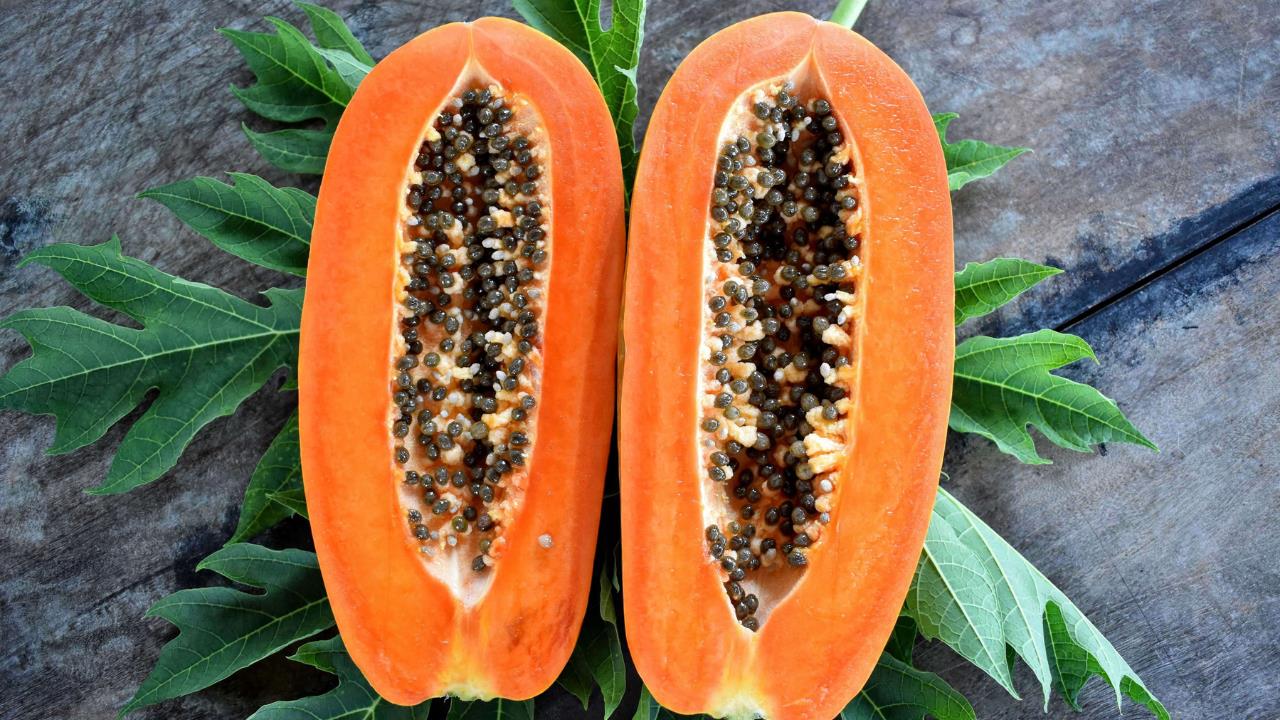 ¡No la tires más! Esto es lo que puedes hacer con las cáscaras de papaya, según expertos